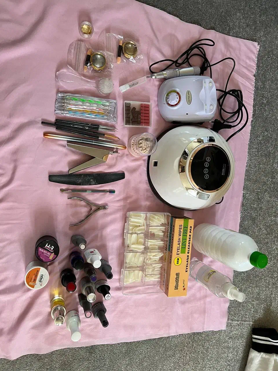 وسایل کاشت و ژلیش ناخن|آرایشگاه و سالن‌های زیبایی|شوط, |دیوار