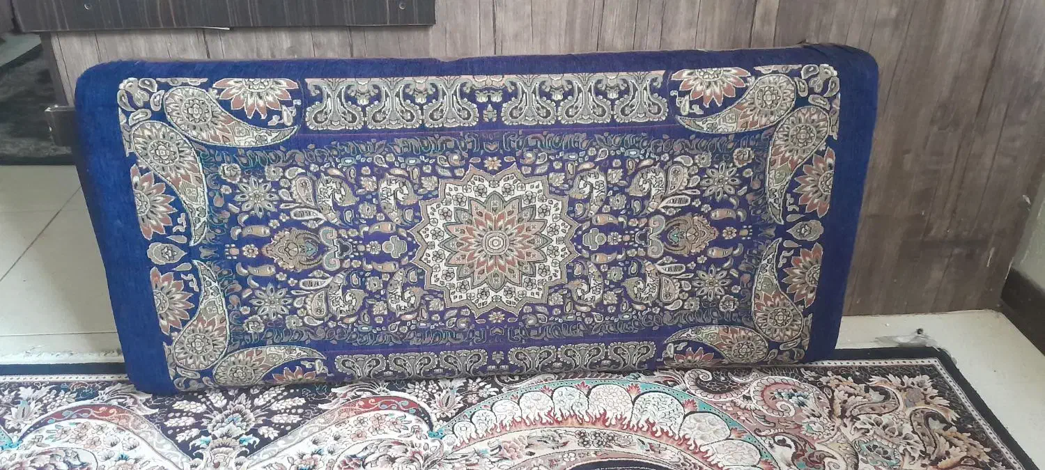 دو عدد پشتی|پشتی|شاهین‌شهر, گرگاب|دیوار