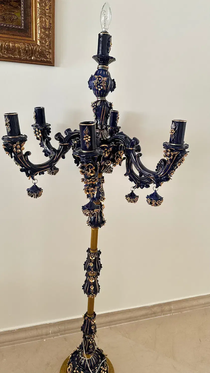 آباژور و شمعدان کنار سالنی آنتیک|چراغ خواب و آباژور|تهران, نیروی هوایی (پیروزی)|دیوار