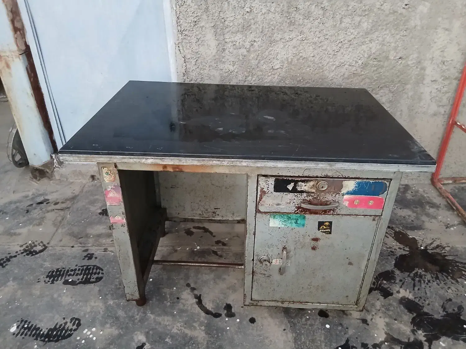 میز فلزی|دفتر کار|نیشابور, کوی یغما|دیوار