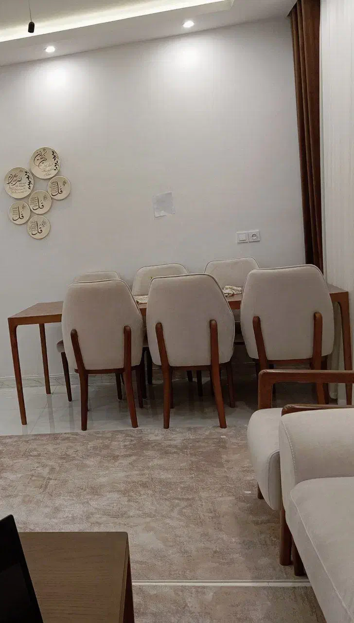 میزغذاخوری ۶نفره و یک تخته فرش ۶متری ۱۲۰۰شانه|میز و صندلی غذاخوری|ابهر, |دیوار