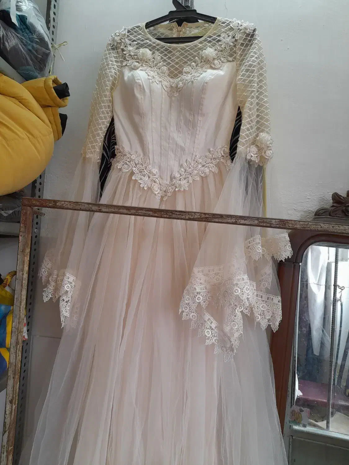 لباس مجلسی|لباس|میانه, |دیوار