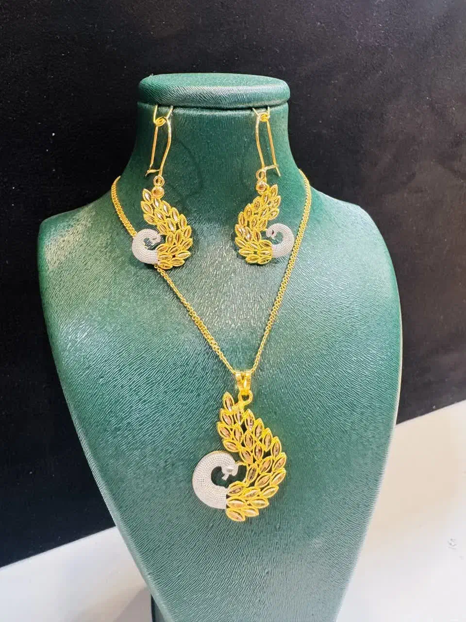 نیمست زمانی|جواهرات|بافق, |دیوار