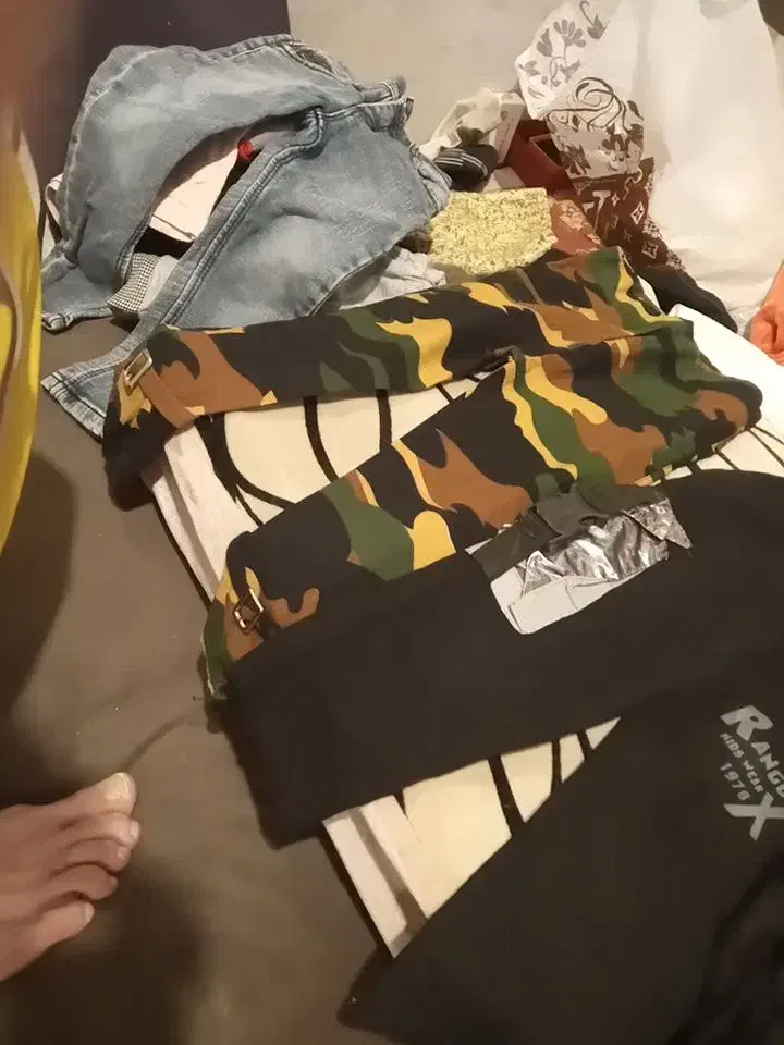 تعدادی لباس‌ نووبچگانه وتعدادی هم روسری وشال زنانه|کفش و لباس بچه|پردیس, فاز ۴|دیوار