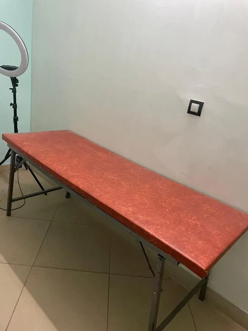 یک تخت آرایشگاهی و یک ویترین سالم درحد نو|آرایشگاه و سالن‌های زیبایی|هشتگرد, هشتگرد قدیم|دیوار