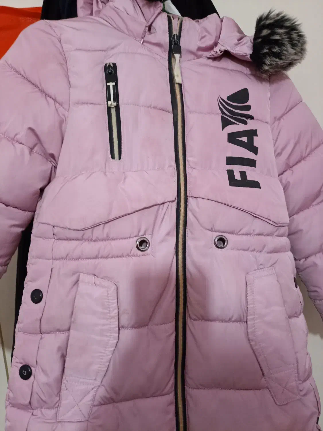 کاپشن در حد نو سالم|لباس|میانه, |دیوار