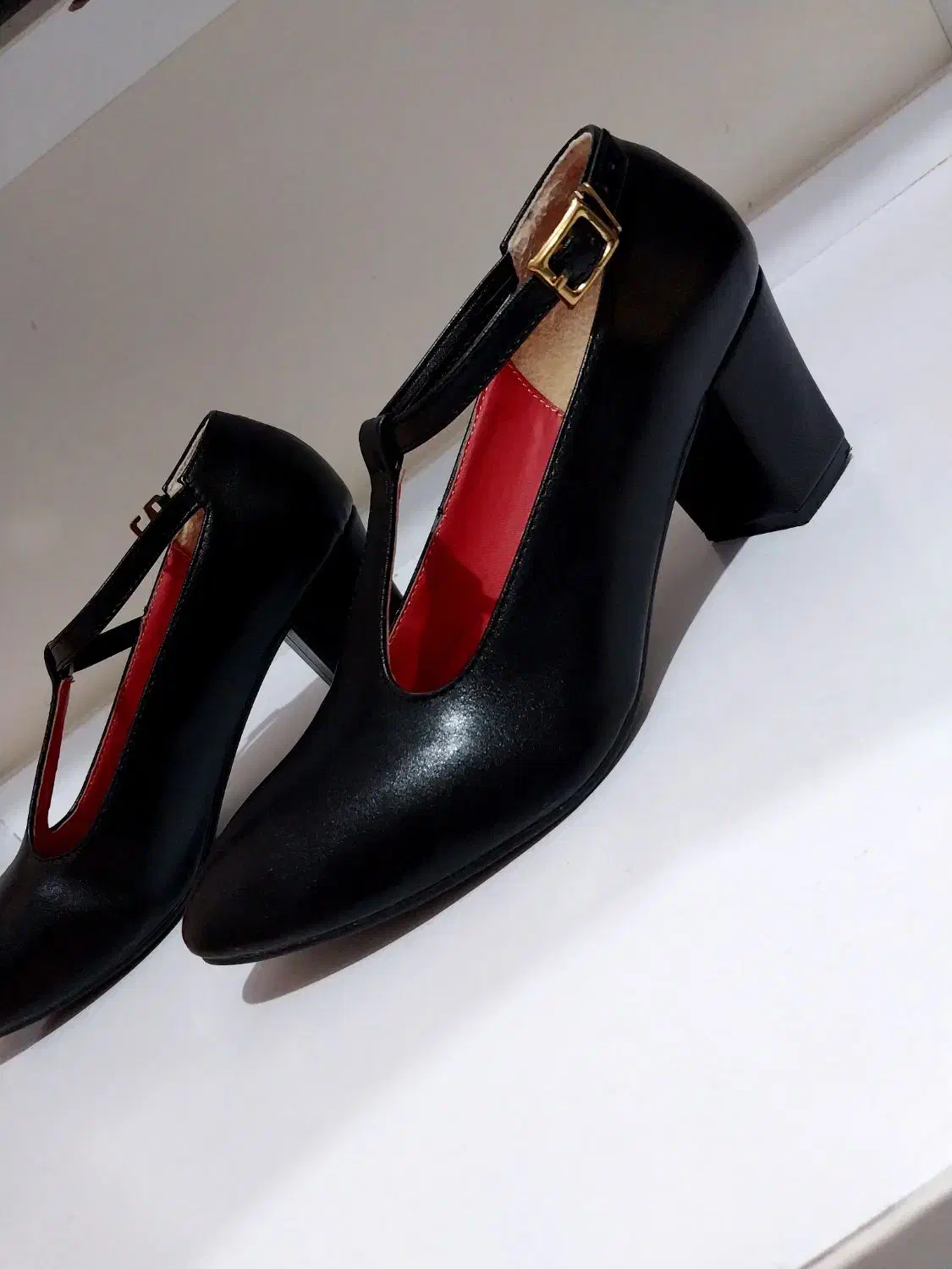 کفش مجلسی|کیف، کفش، کمربند|فومن, |دیوار