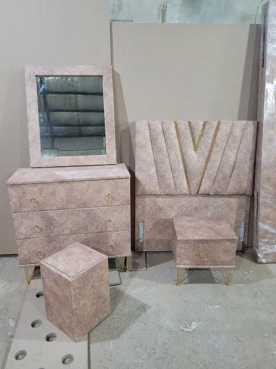 و تخت خواب و سرویس خواب یک نفره طوسی مشکی کرم|تخت و سرویس خواب|پرند, فاز ۴|دیوار