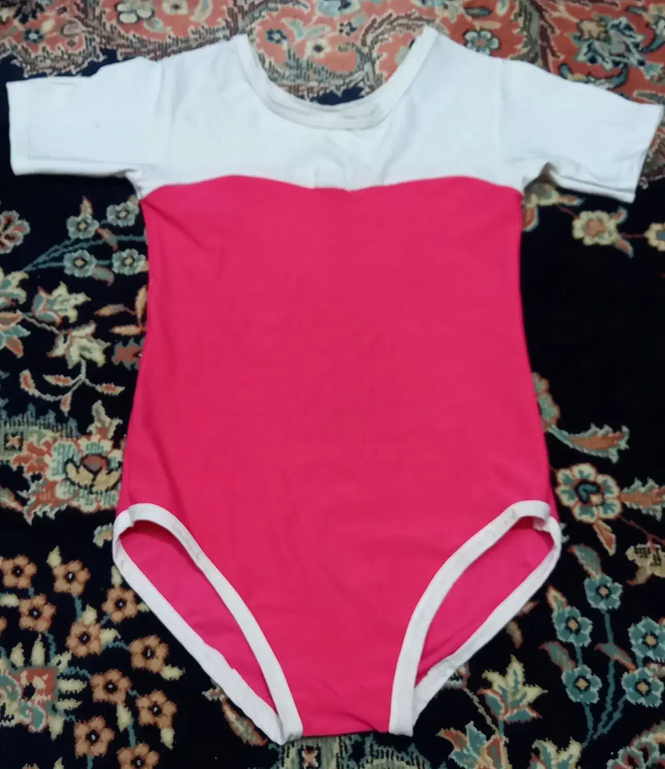 لباس ژیمناستیک یا مایو دخترانه|لباس|قم, قلعه یزدیها|دیوار