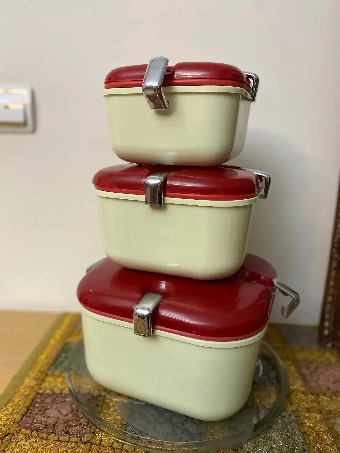 ظرف در بسته|ظروف نگهدارنده، پلاستیکی، یک‌بارمصرف|خوی, |دیوار