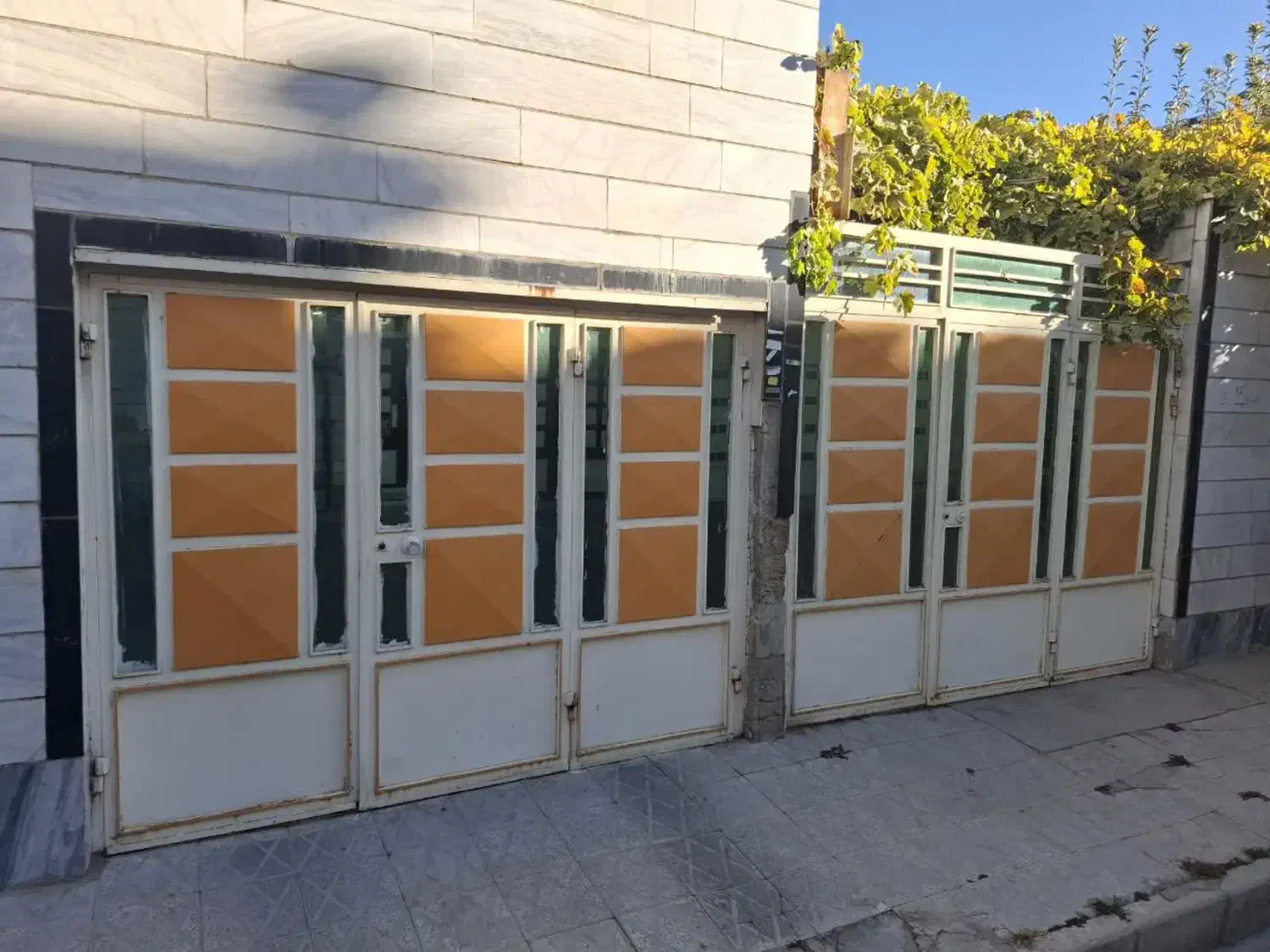 ۶لنگه درب حیاط و پارکینگ سالم بدون چهارچوب|مصالح و تجهیزات ساختمان|بروجرد, |دیوار