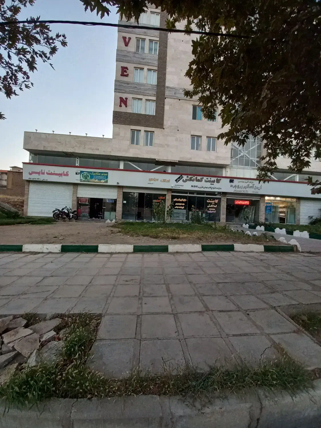 مغازه ۲۵ متری بر بلوار روبروی استخرکارگران|فروش مغازه و غرفه|بروجرد, |دیوار