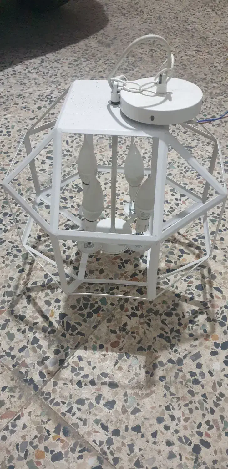 لوستر فلزی با ۴ عدد روشنایی در حد نو سالم|لوستر و چراغ آویز|رشت, معلم|دیوار