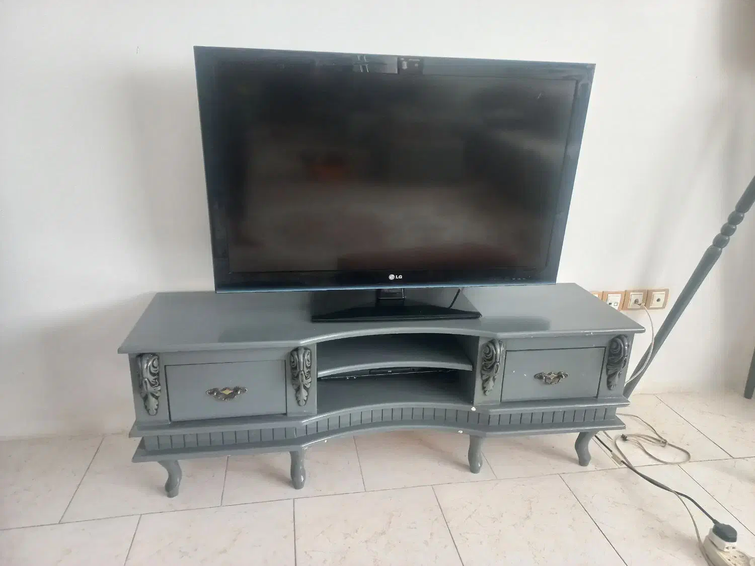 تلوزیون ۴۲ اینچ ال جی اصل کره به همراه میز تلوزیون|تلویزیون و پروژکتور|مشکیندشت, |دیوار