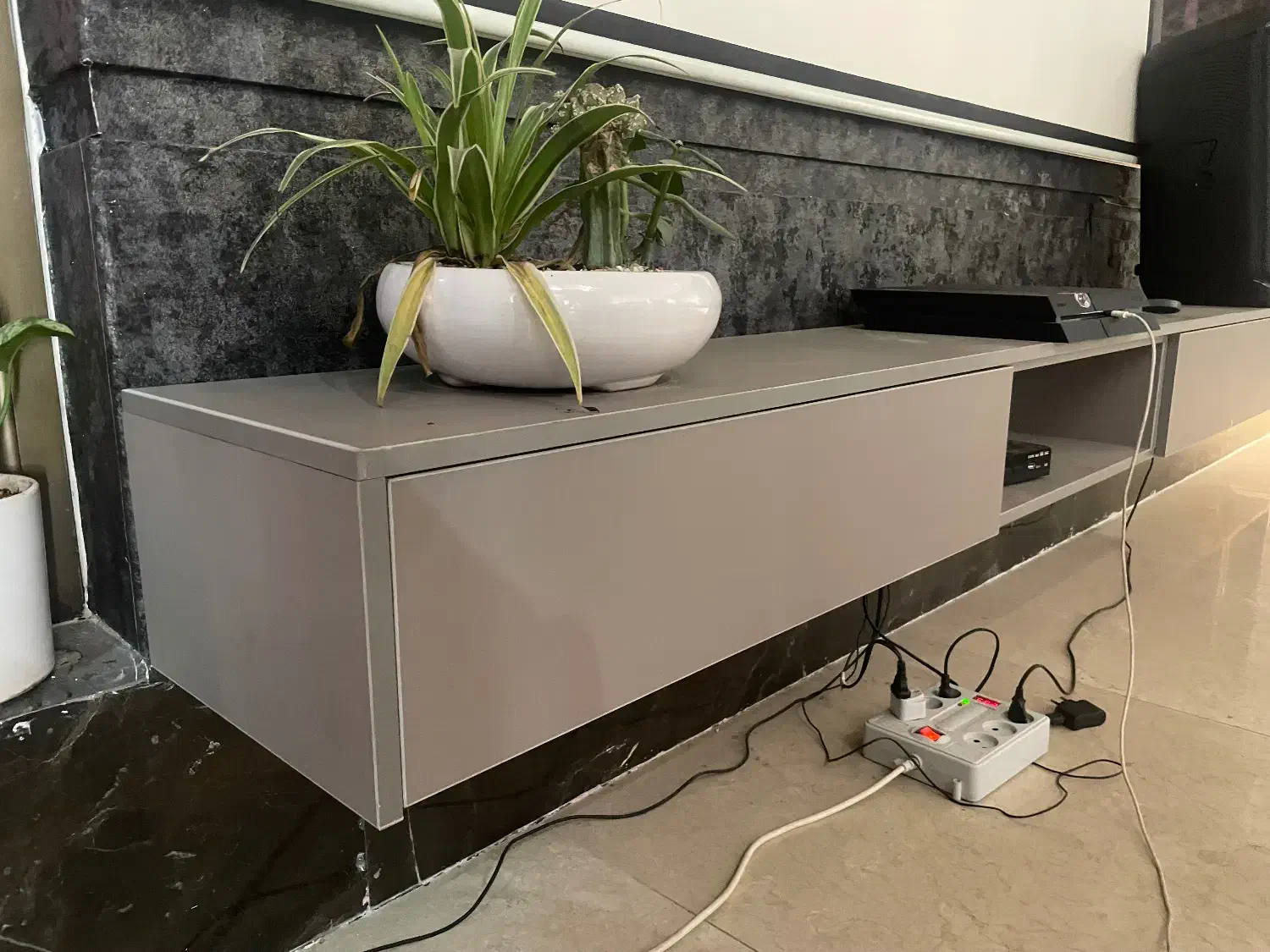 میز تلوزیون|میز تلویزیون|تهران, آبشار تهران (دریاچه)|دیوار