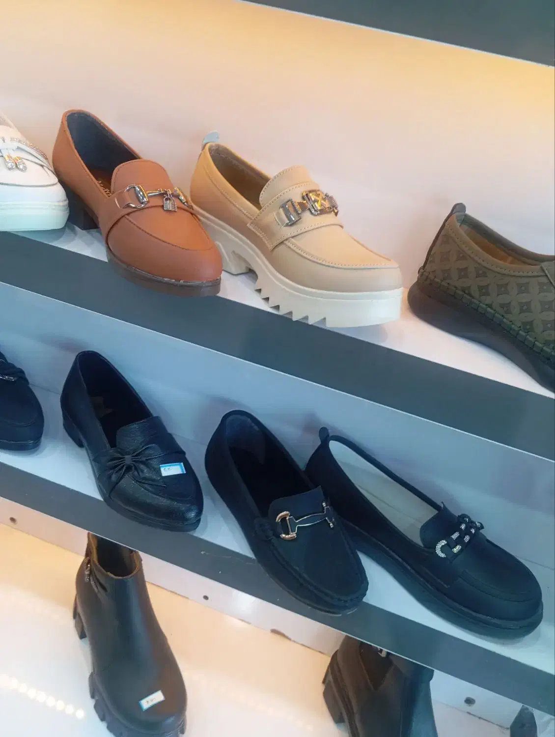 مغازه کیف و کفش انواع کفشهای مجلسی،اسپرت و غیره|کیف، کفش، کمربند|زیرکوه, |دیوار