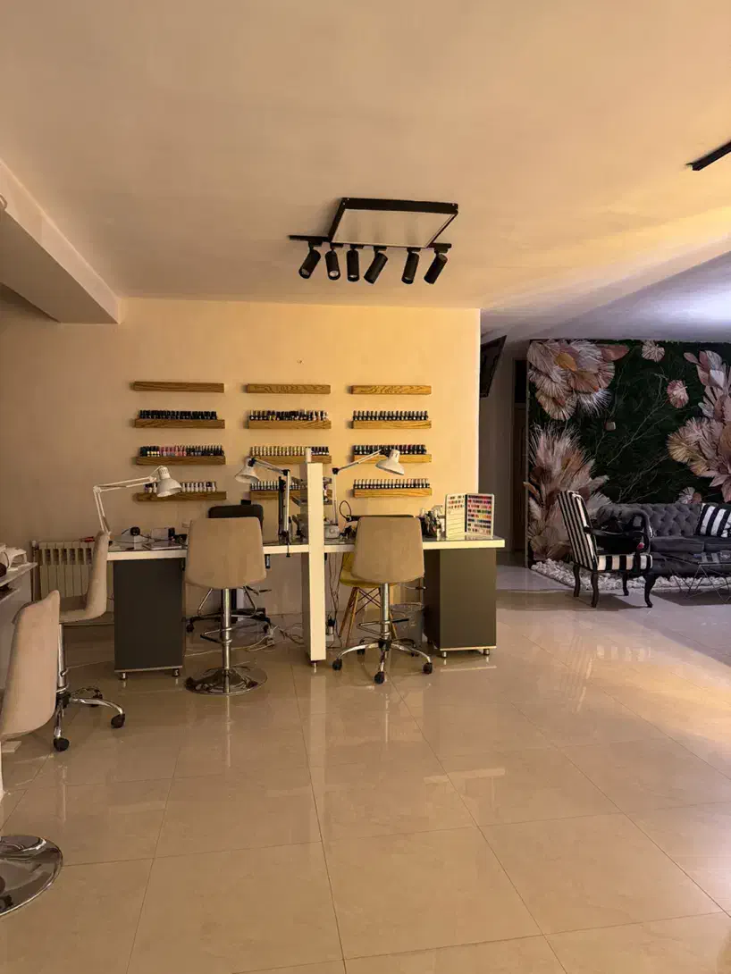 اجاره اتاق و صندلی سالن زیبایی محیط آرام خاقانی|اجارهٔ دفتر کار، اتاق اداری، مطب|اصفهان, جلفا|دیوار