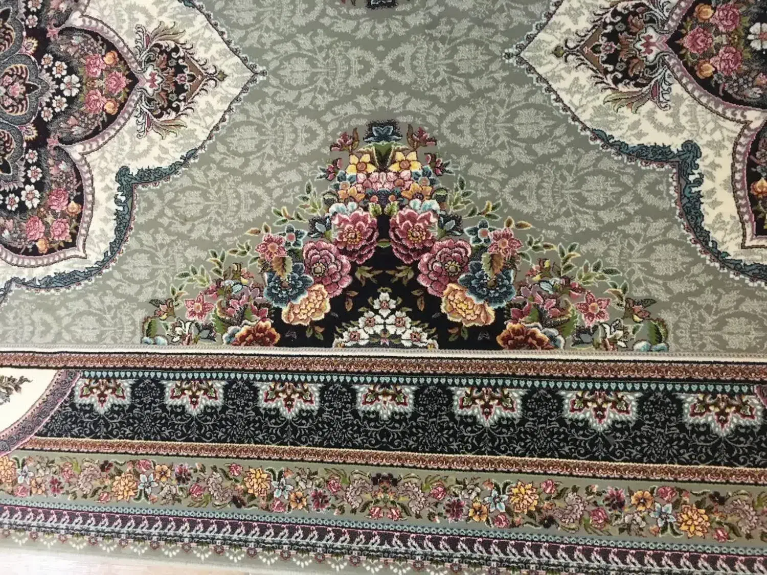 فرش کناره ۱۲۰۰ شانه در حد نو|فرش|قزوین, |دیوار