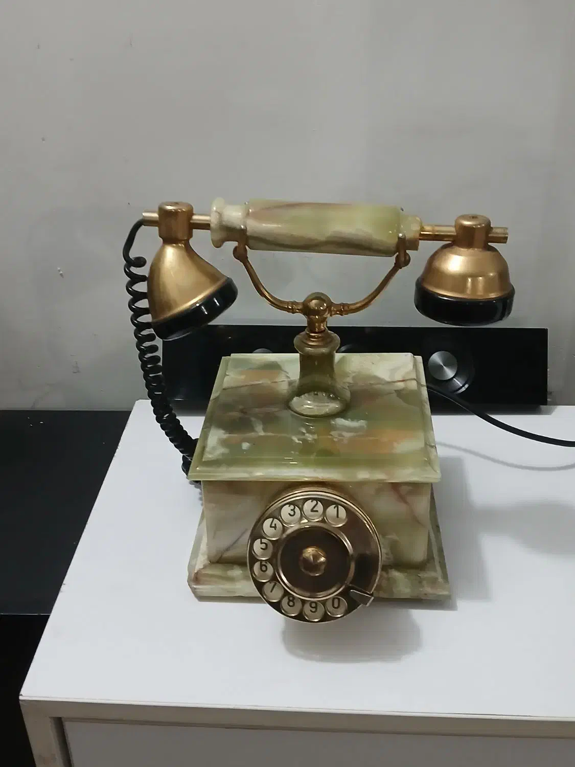 یک دستگاه تلفن رومیزی عتیقه|کلکسیون اشیاء عتیقه|رشت, کوی قدس|دیوار