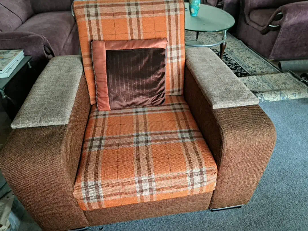 مبل ۷ نفره بسیار سالم و تمیز همراه میز|مبلمان خانگی و میز عسلی|رودسر, |دیوار