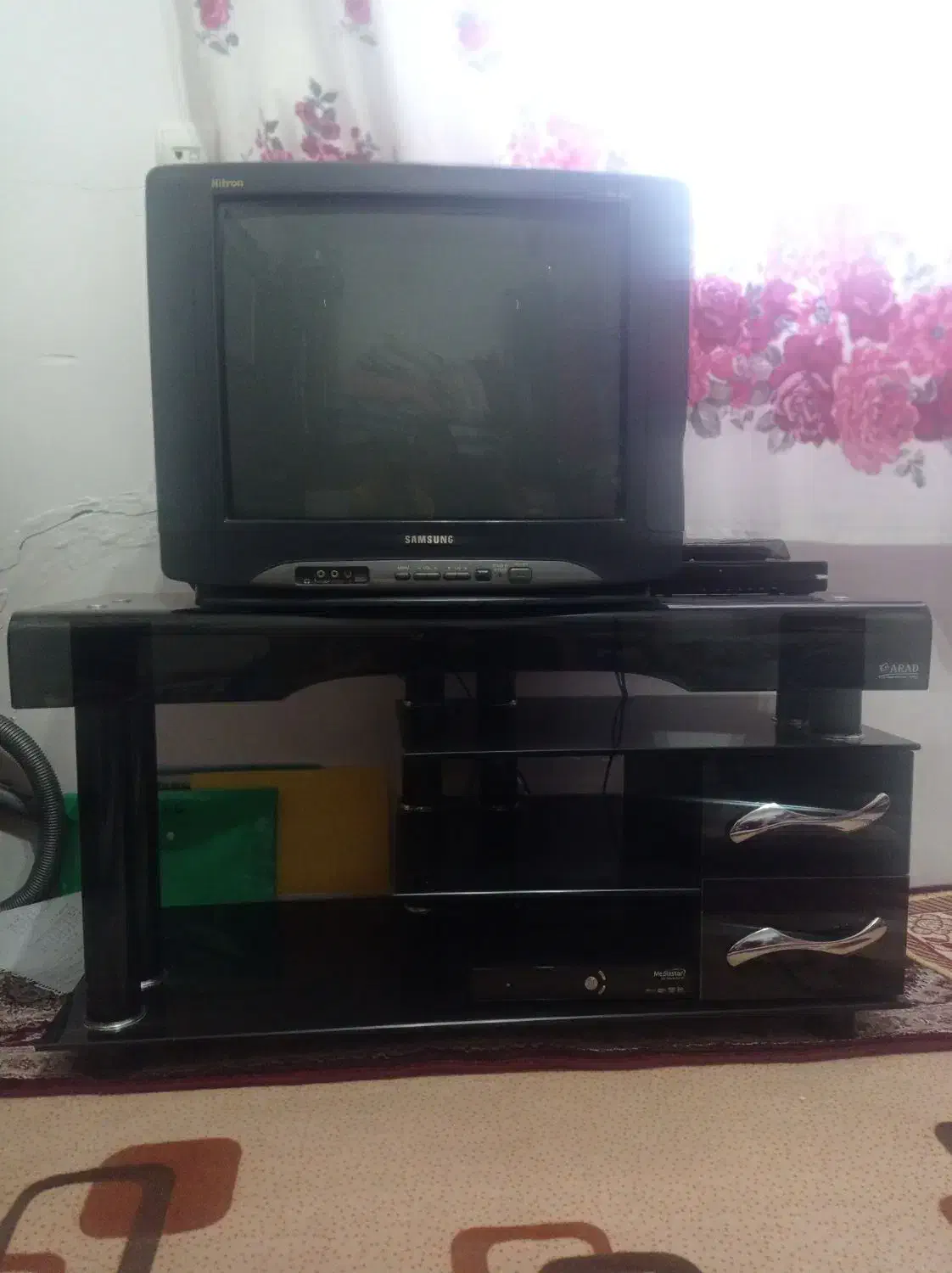 تلویزیون|تلویزیون و پروژکتور|میانه, |دیوار