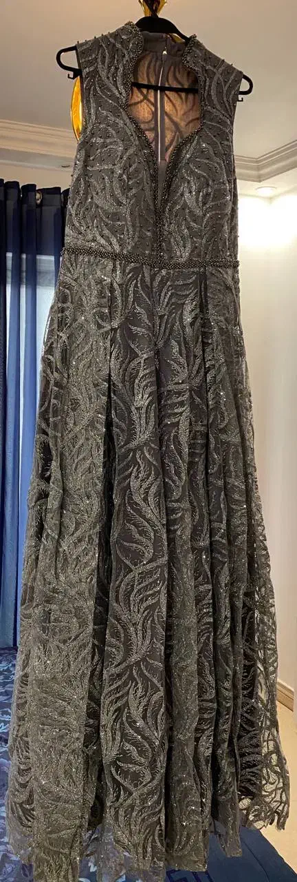 لباس مجلسی است نقره‌ای و مشکی در حد آک نو نو|لباس|رامسر, |دیوار