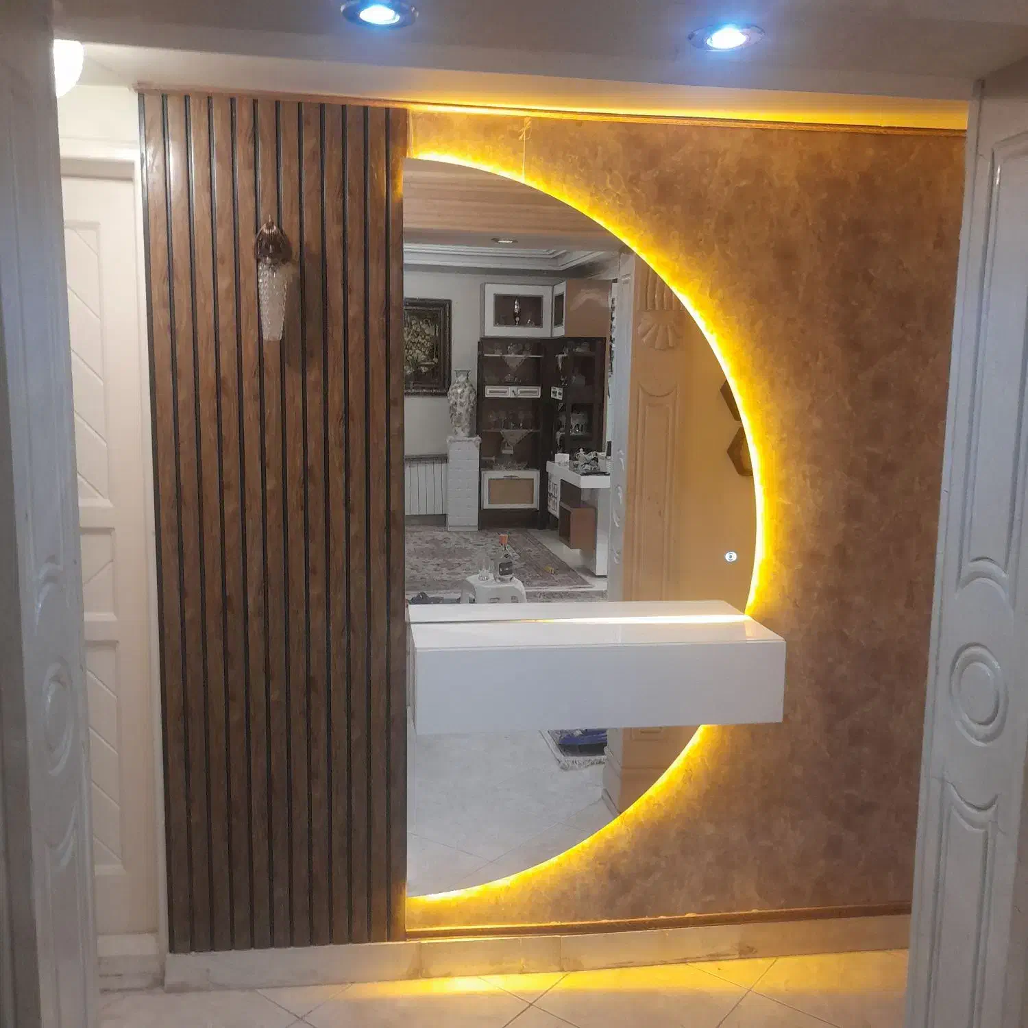 آیینه|آینه|تهران, باغ فیض|دیوار