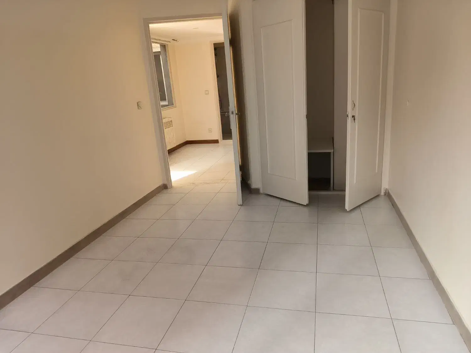 آپارتمان فلکه اول ۱۰۰ متر دو خواب شیک غرق نور