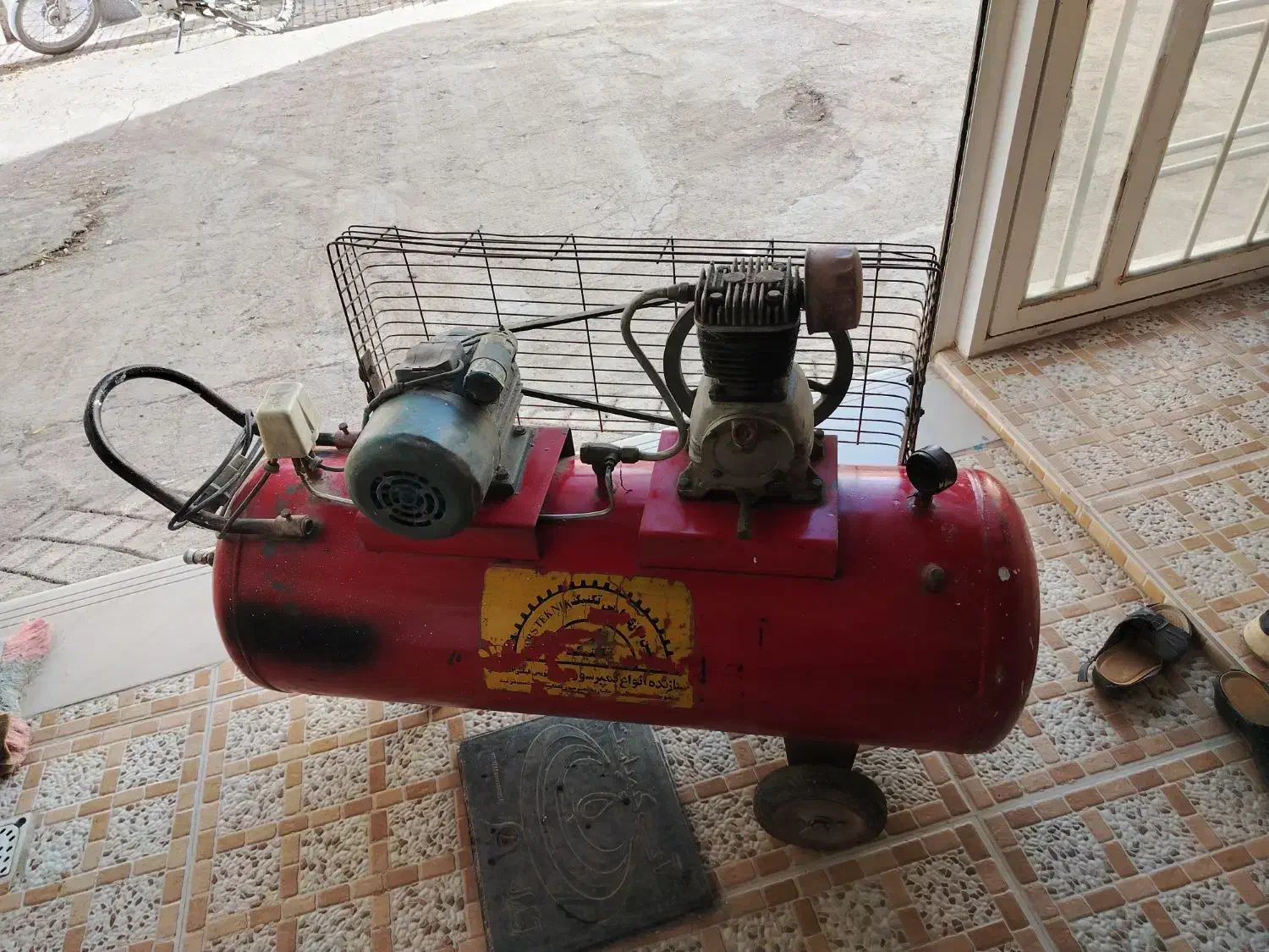 پمپ باد|ابزارآلات|تربتحیدریه, باغ سلطانی|دیوار