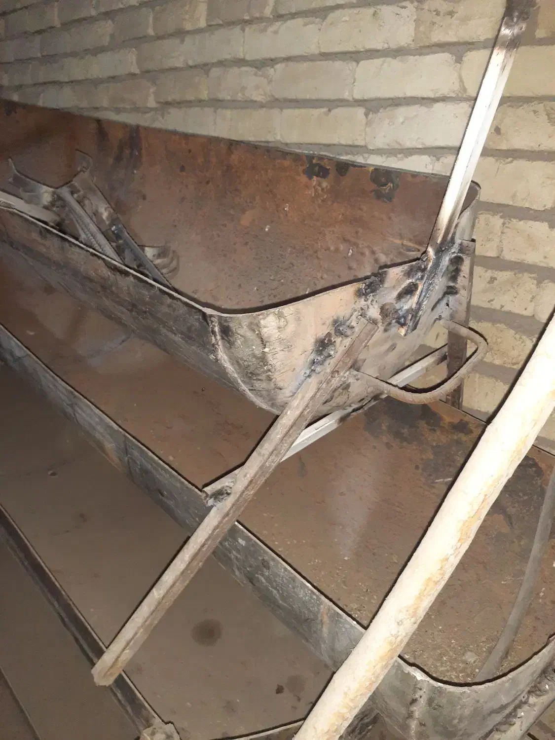 ساخت اخور گوسفندی ( با مخزن ابگرمکن)|لوازم جانبی حیوانات|اصفهان, جاوان|دیوار