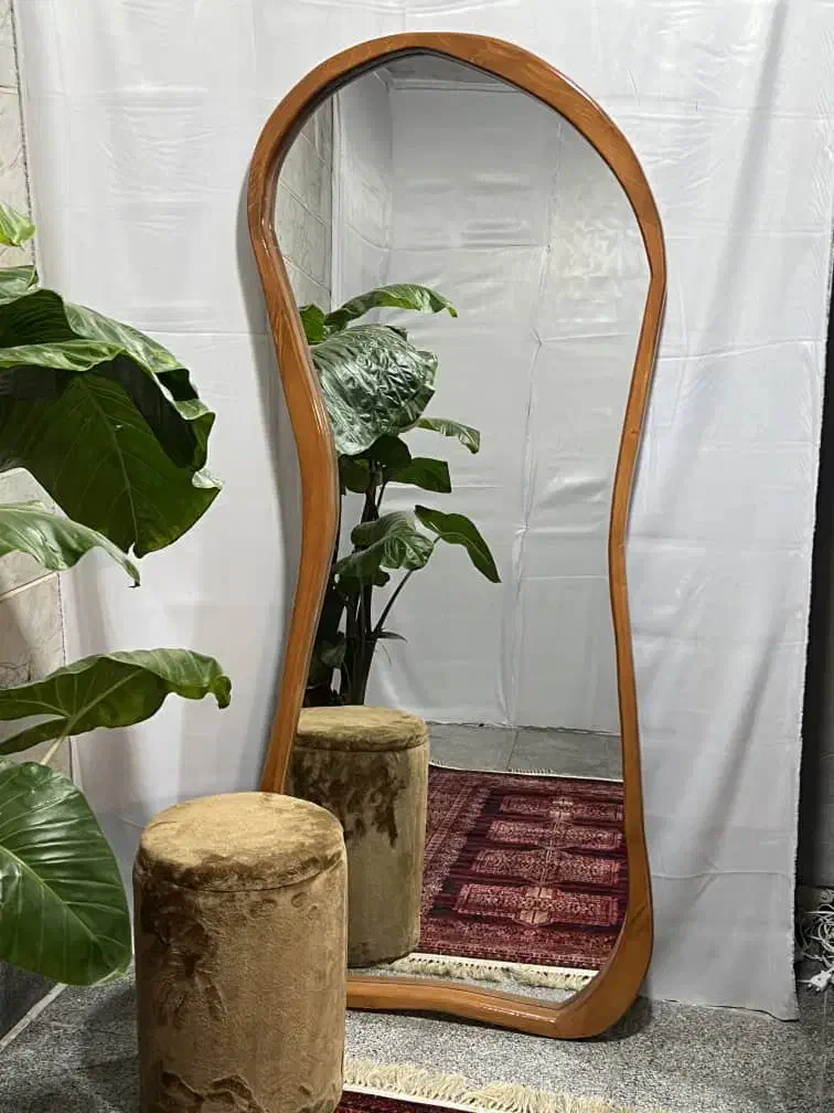 اینه|آینه|کرج, اصفهانی‌ها|دیوار