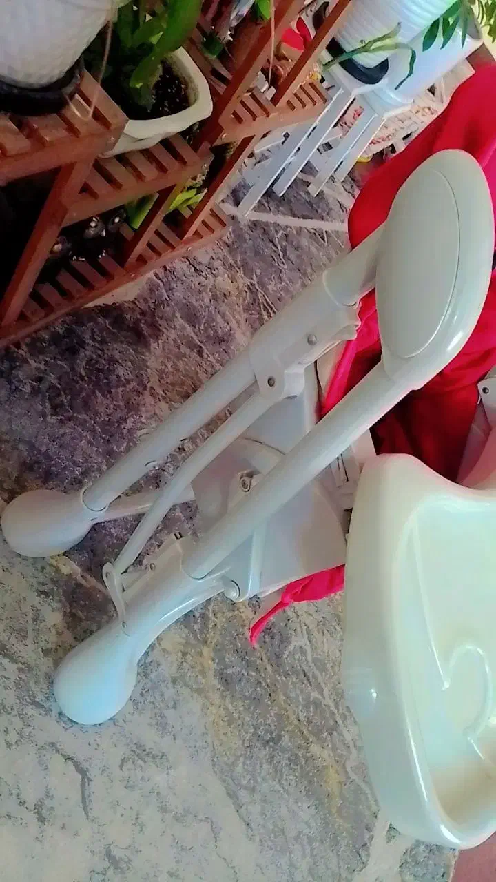 صندلی غذا در حد نو|تخت و صندلی بچه|هشتگرد, فاز ۲ مهستان|دیوار