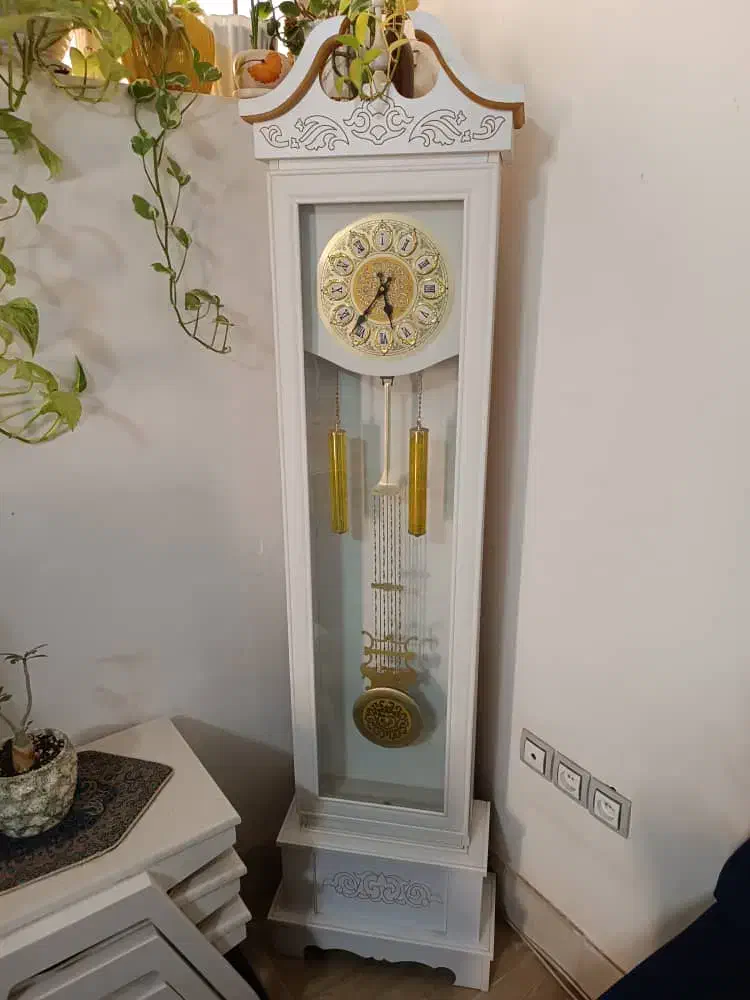 ساعت ایستاده چوبی|ساعت دیواری و تزئینی|شیراز, کوشک میدان|دیوار