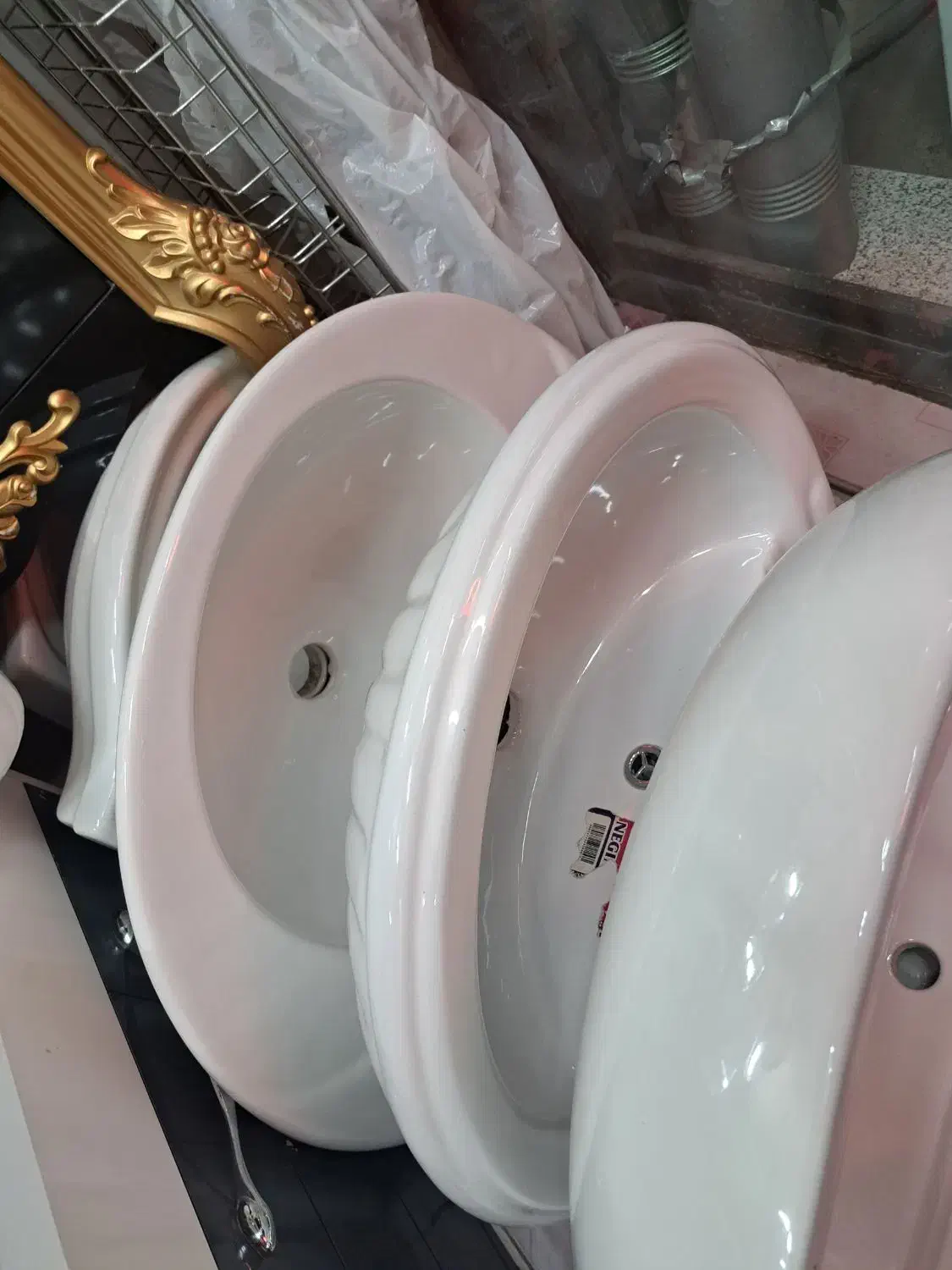 روشویی با پایه|لوازم سرویس بهداشتی|اصفهان, باغ فدک|دیوار