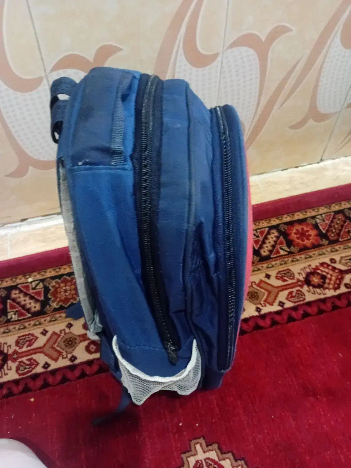 کیف مدرسه|کیف، کفش، کمربند|رشت, عینک|دیوار