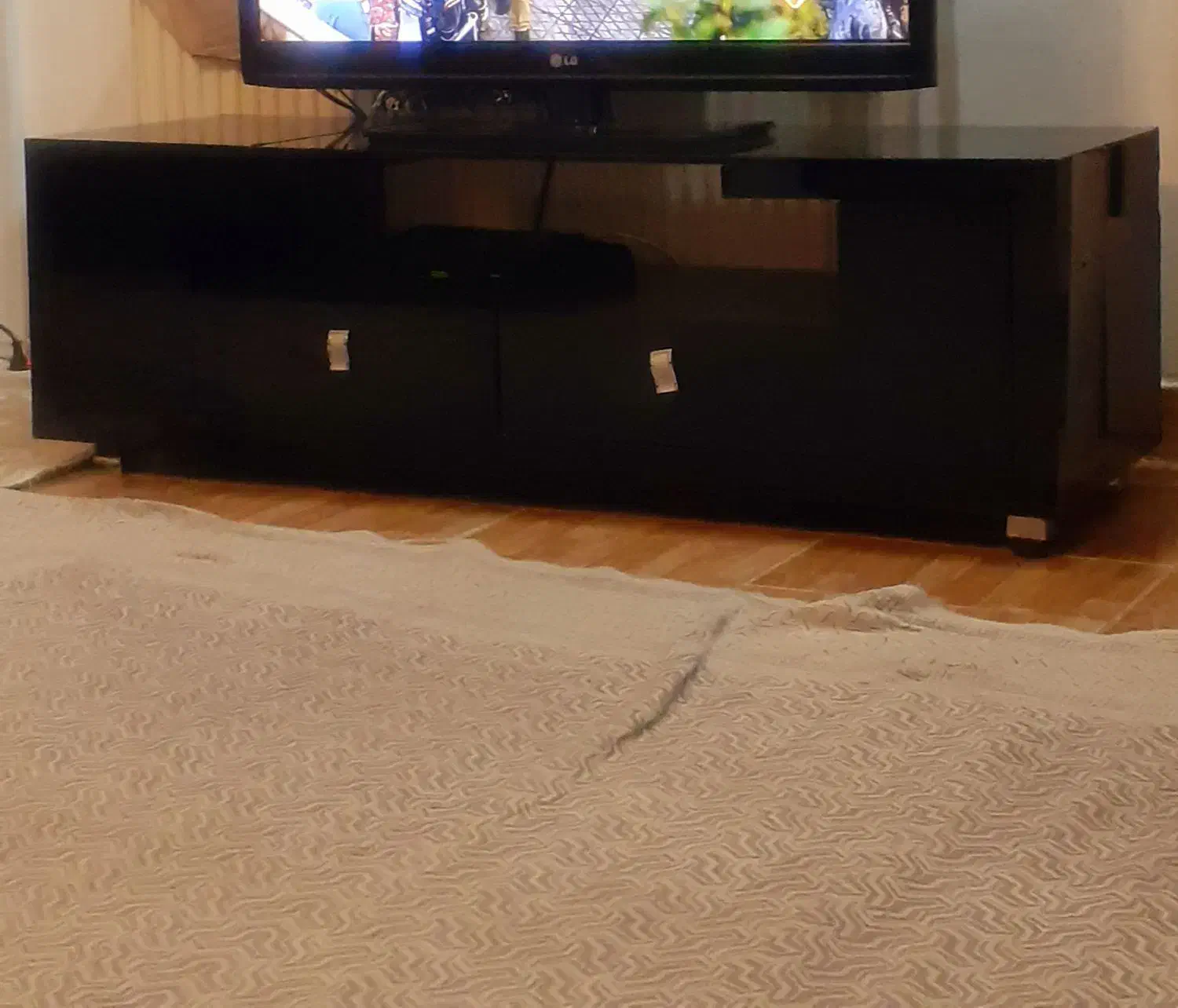 یک عدد میز نهارخوری سالم، میز تلویزیون،مبل راحتی|مبلمان خانگی و میز عسلی|میاندوآب, |دیوار