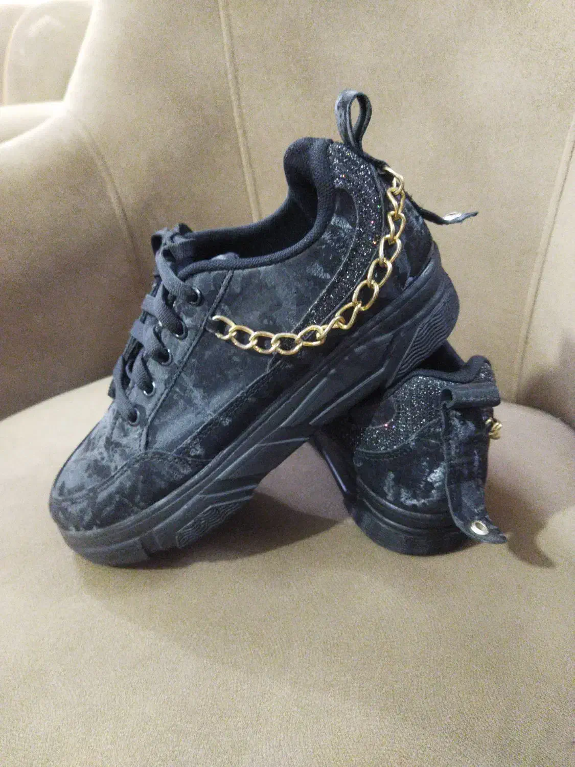 کفش|کیف، کفش، کمربند|تربت جام, نظامی|دیوار