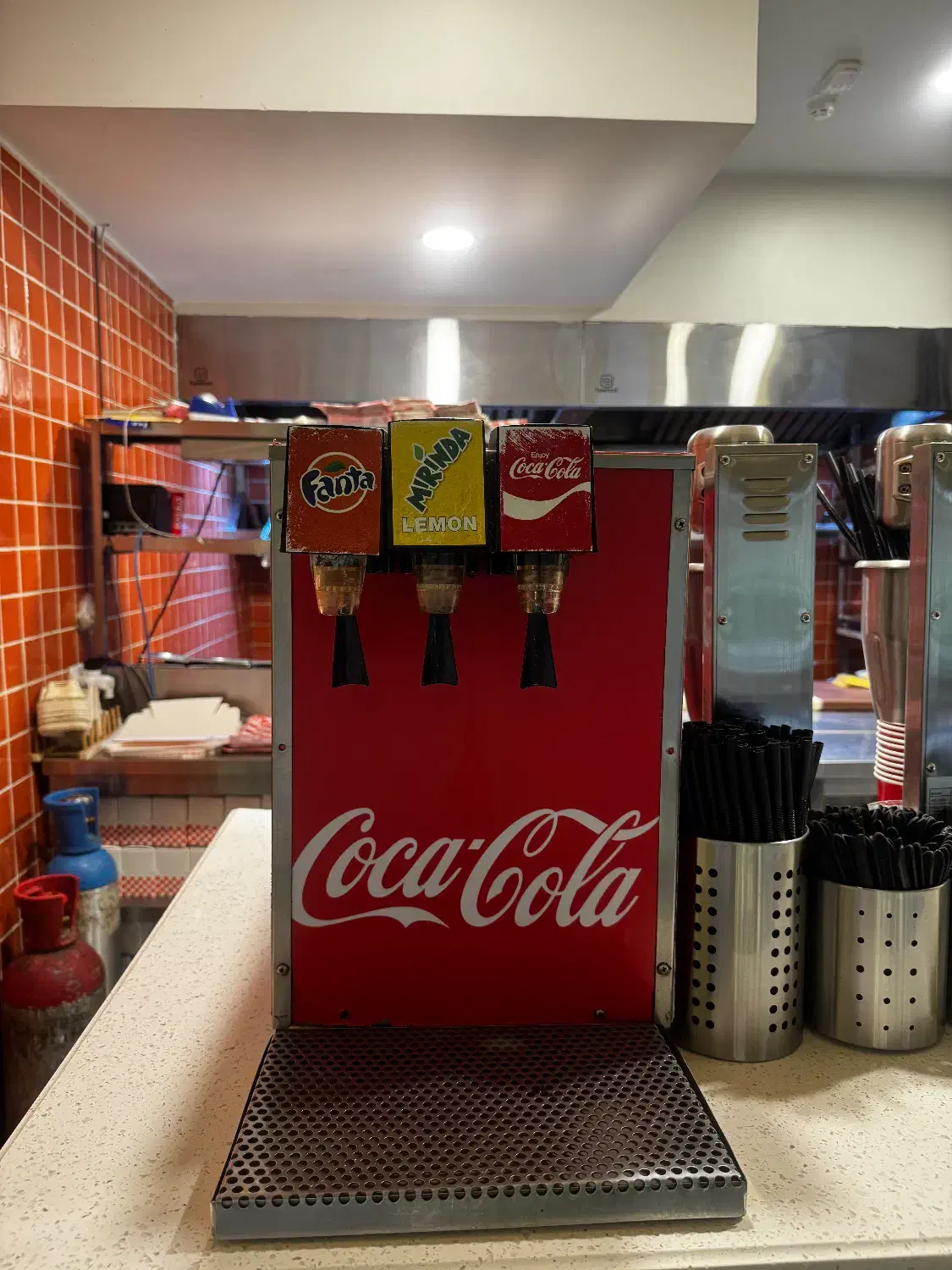 فروش دستگاه شیک و نوشابه لیوانی و میز وصندلی ها|کافیشاپ و رستوران|تهران, والفجر|دیوار