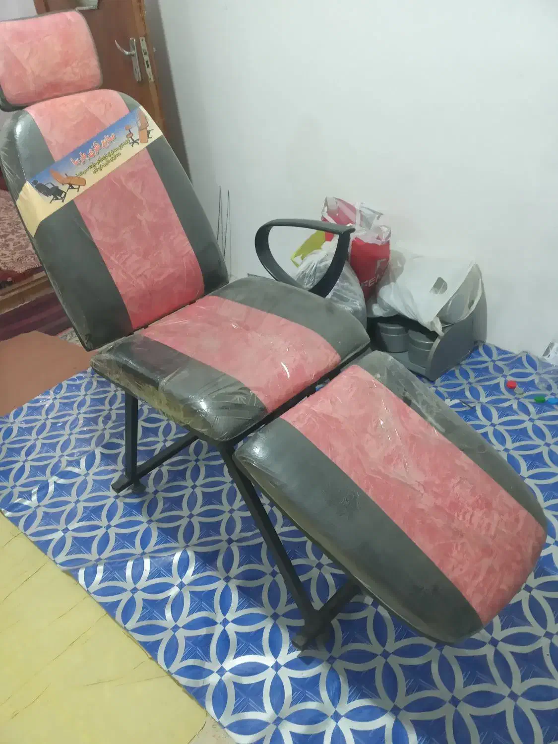 میز آرایش و صندلی پلاستیکی|آرایشگاه و سالنهای زیبایی|اردبیل, |دیوار