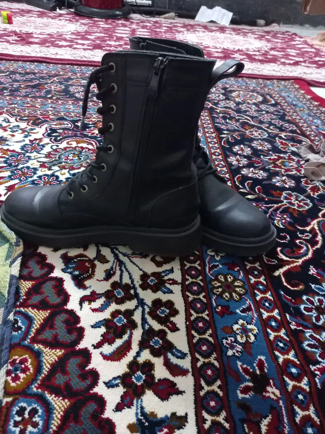 کفش بوت|کیف، کفش، کمربند|قم, امامزاده ابراهیم|دیوار