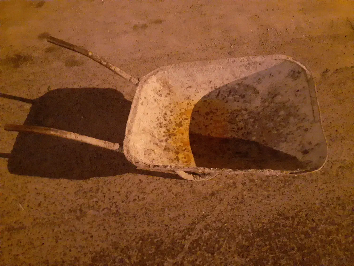 فرغون وچرخ بنایی داشکا قدیمی بدون پوسیدگی و محکم|مصالح و تجهیزات ساختمان|تبریز, |دیوار