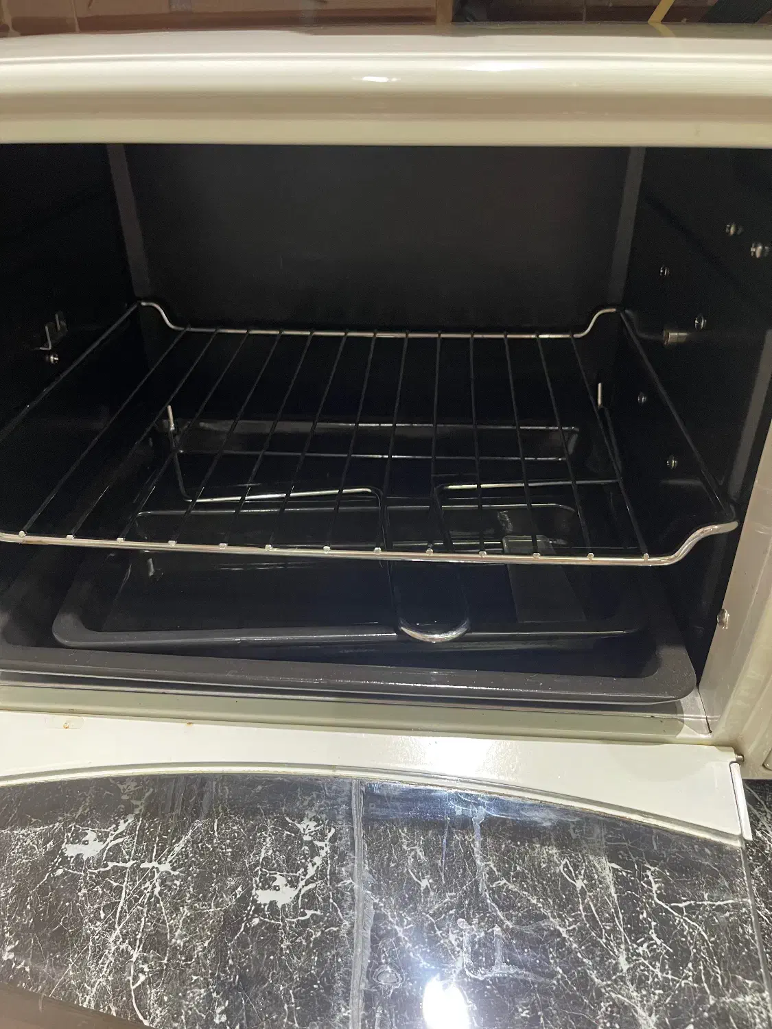 توستر نونو فقط تو جابه جایی کارتن ندارد|اجاق گاز و لوازم برقی پختوپز|ری, فیروزآبادی|دیوار