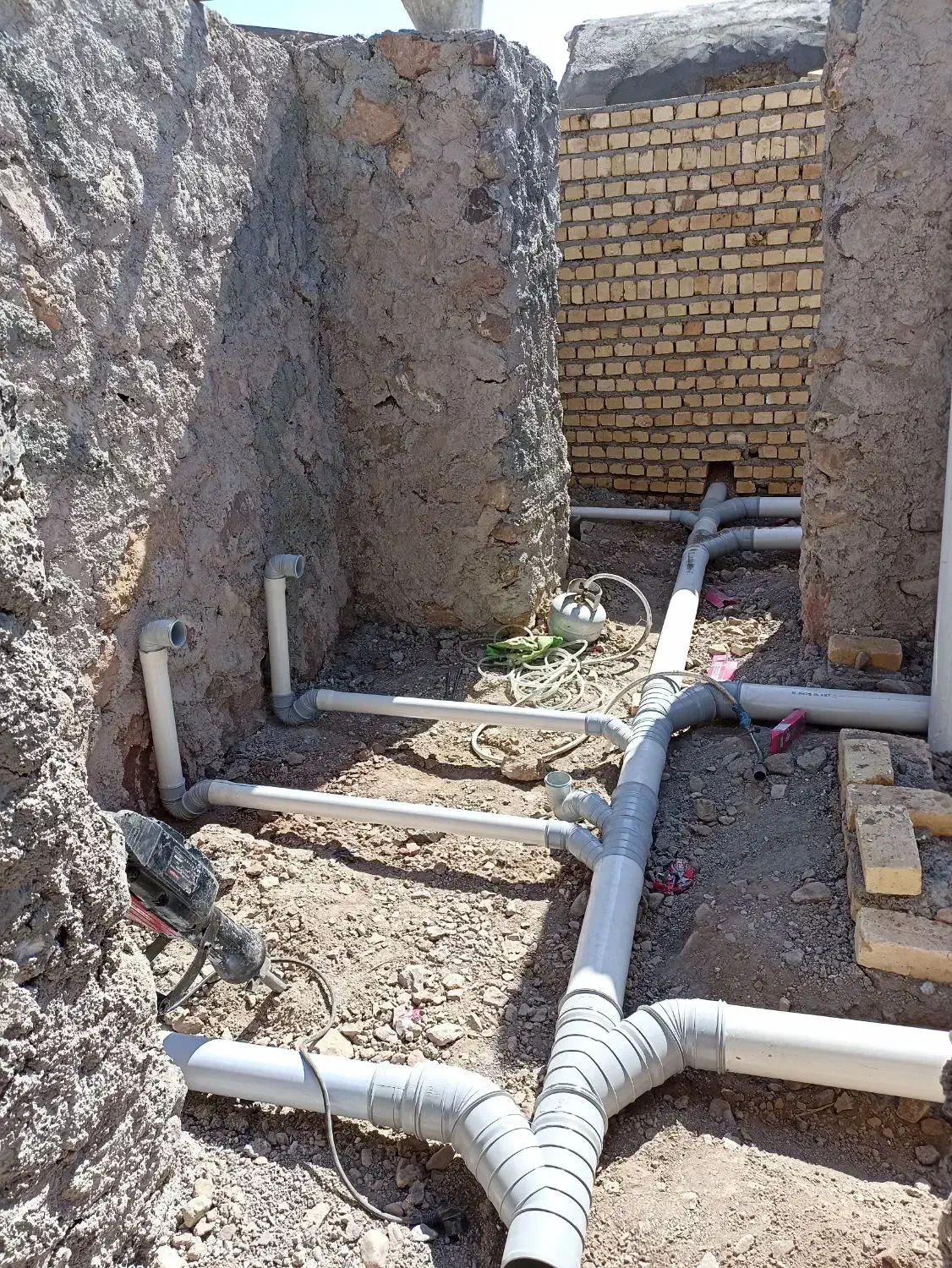 تعمیرات نشانی سرویس ولوله کشی نصب رادیوتور پکیچ|خدمات پیشه و مهارت|آبیک, |دیوار