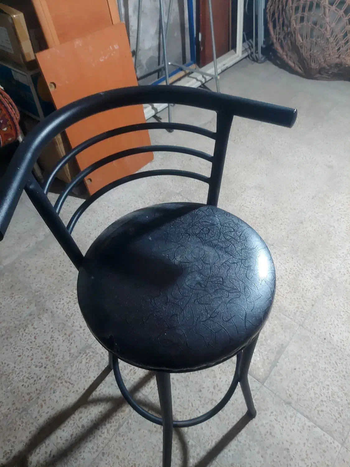 یک عدد صندلی اوپن|صندلی و نیمکت|خسروشاه, |دیوار