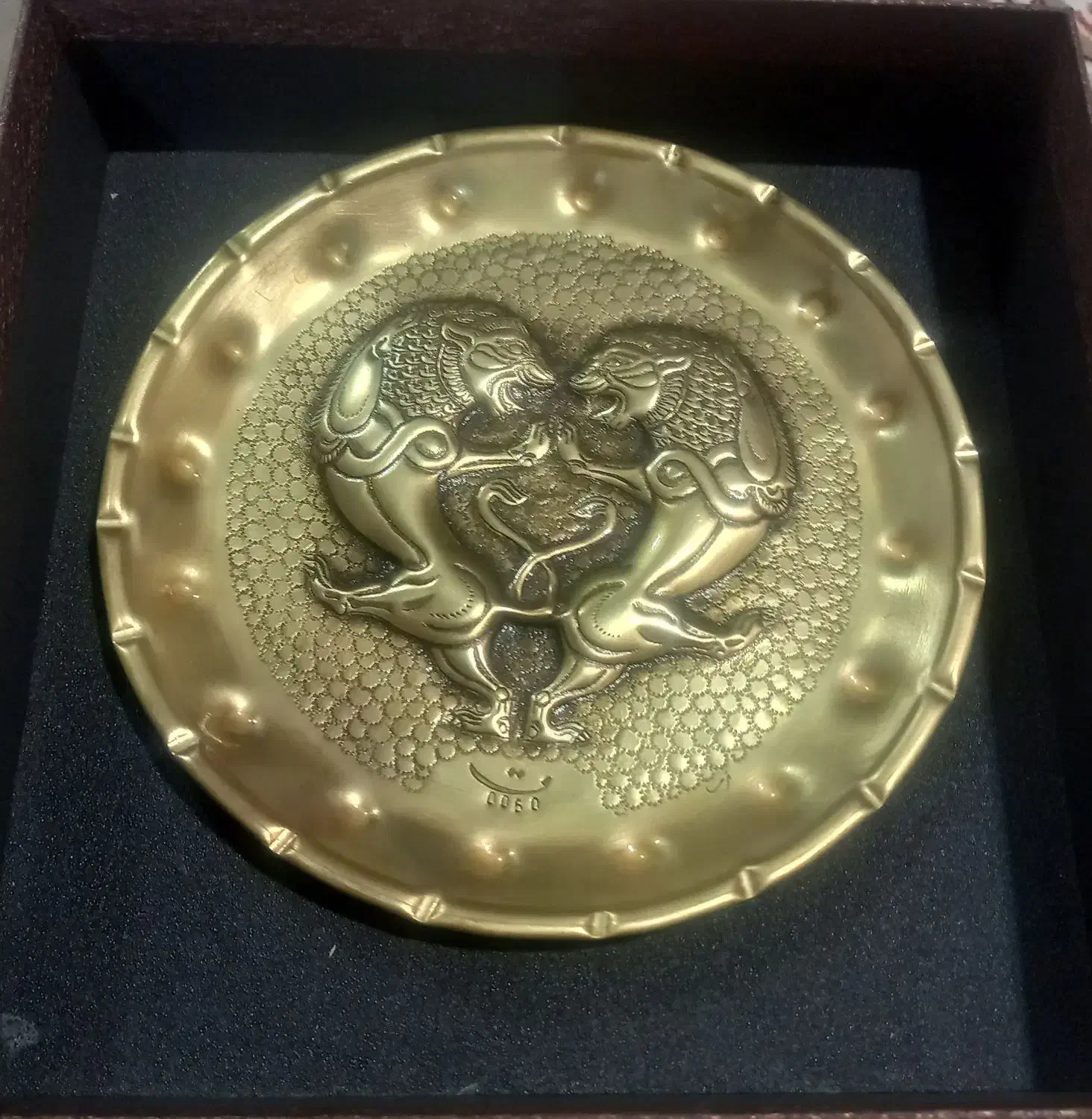 بشقاب قلمزنی برنجی طرح شیر مات|صنایع دستی و سایر لوازم تزئینی|شاهینشهر, شهرک میلاد|دیوار