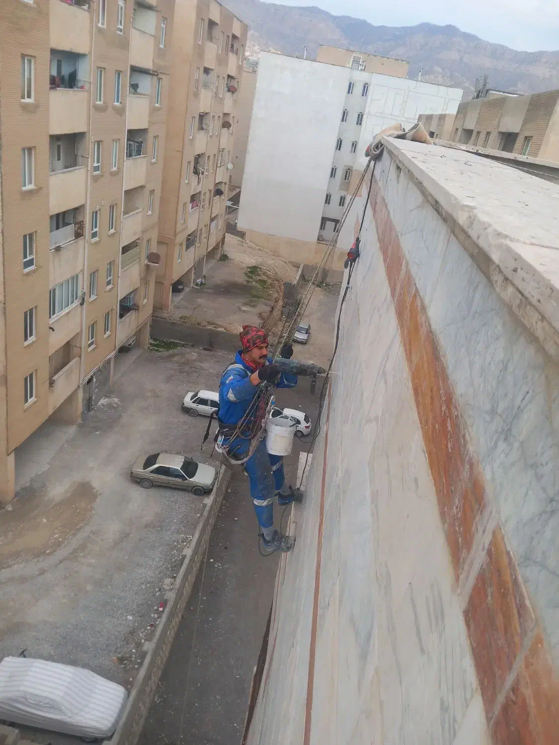 عایق نانو کار در ارتفاع با طناب راپل|خدمات پیشه و مهارت|ایلام, |دیوار