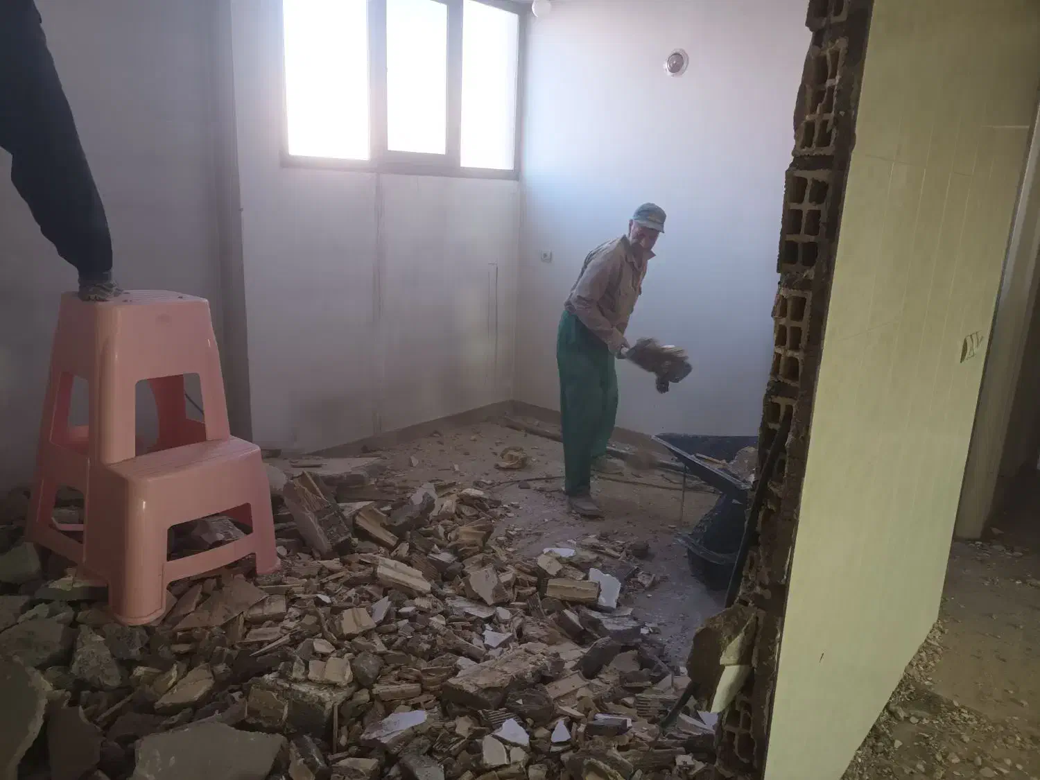 تخریب کار هیلتی کار حمل نخاله بنایی گچ کاری سیمان|خدمات پیشه و مهارت|اصفهان, احمدآباد|دیوار