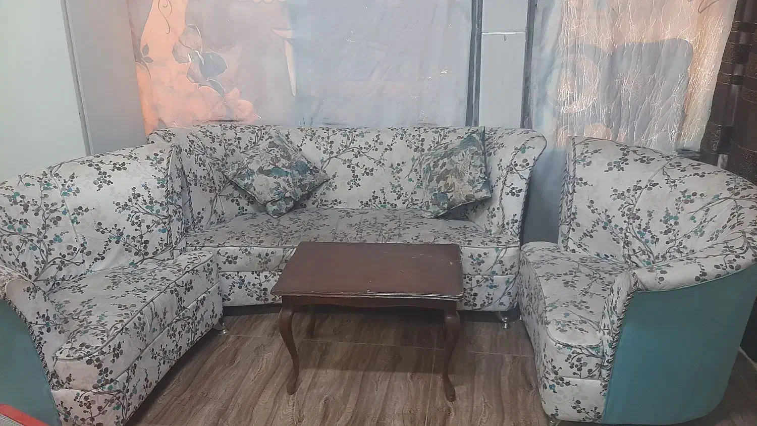 یک دست مبل  با میز جلو مبلی  بفروش می رسد|مبلمان خانگی و میز عسلی|قم, فرهنگیان و شهربانی|دیوار