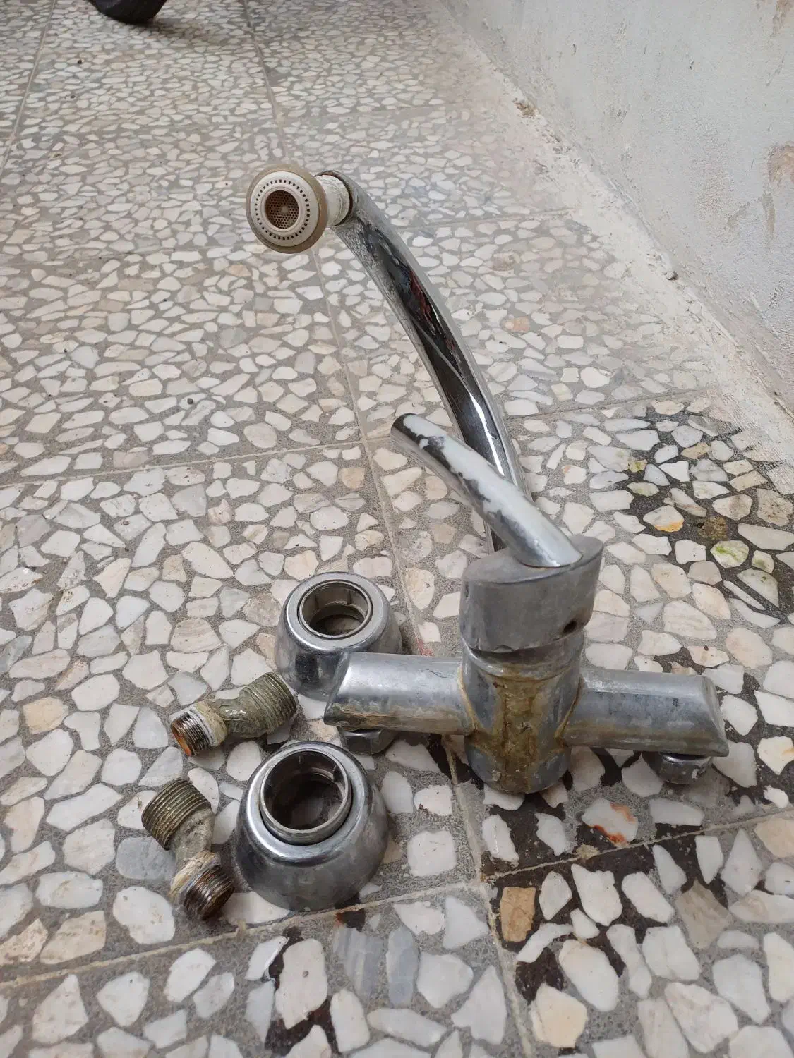 شیر آب سینک کارکرده|لوازم سرویس بهداشتی|رودسر, |دیوار