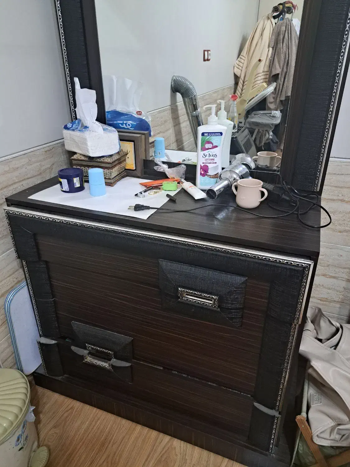 تخت دو نفره همراه با میز ارایشی|تخت و سرویس خواب|شیراز, شهرک نیروی انتظامی|دیوار